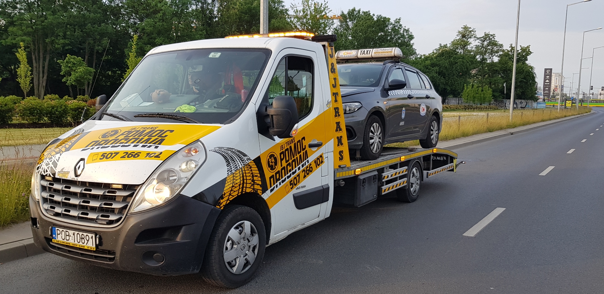 holowanie samochodu osobowego na lawecie